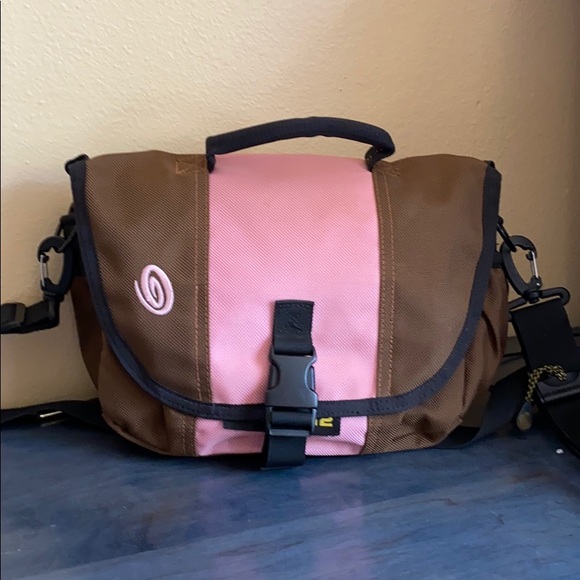 Timbuk2 Handbags - Small Timbuk2 messenger crossbody